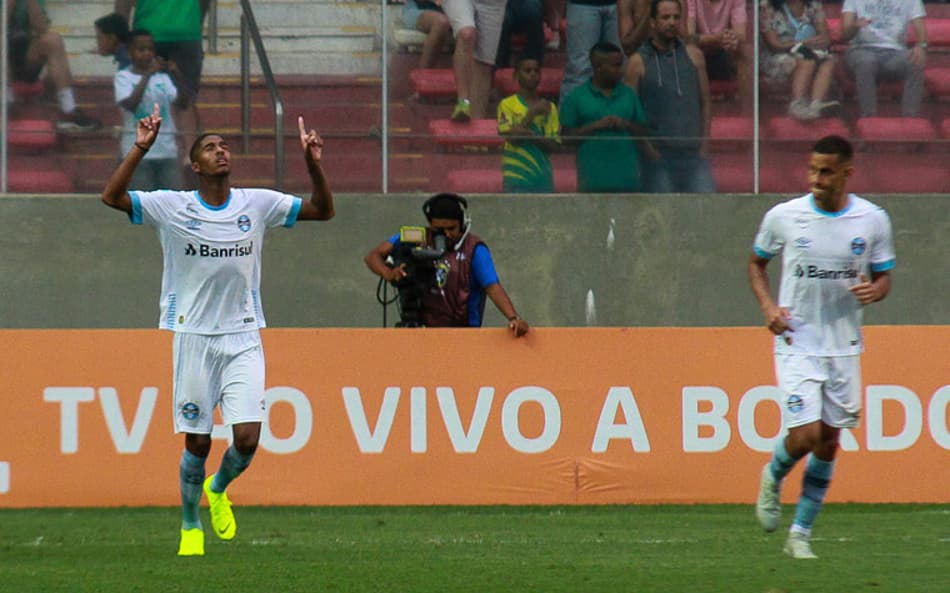 Douglas lamenta empate: ‘Com mais tranquilidade, teríamos vencido’