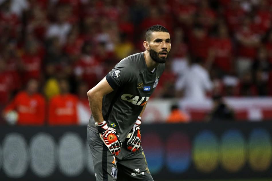 Com grandes defesas, Vanderlei (foto) foi o grande responsável da defesa por manter o empate por 2 a 2 entre Internacional e Santos. Na frente, Gabriel mostrou-se a peça ofensiva mais importante. Veja as notas para o Santos (Por Alê Guariglia - superraiox@lancenet.com.br)
