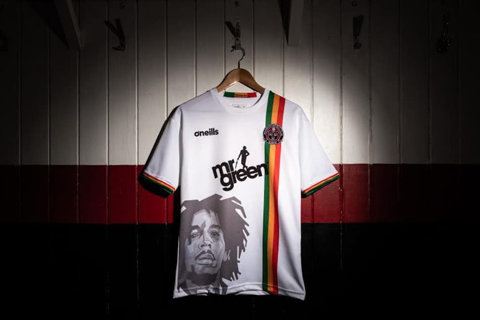 Clube irlandês lança camisa 2 com rosto de Bob Marley; entenda a homenagem