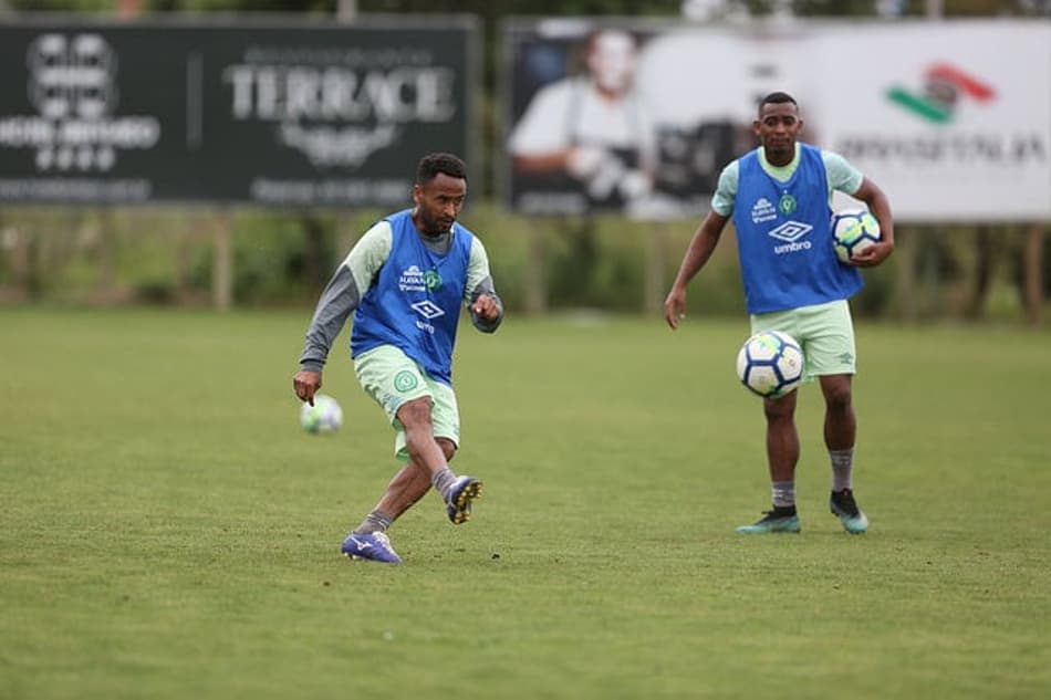 Júnior Santos pede cautela à Chape em duelo contra América-MG