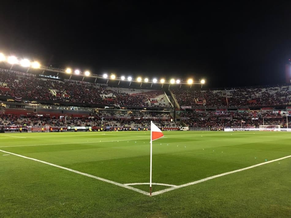 Gramado do Monumental de Núñez resiste bem as fortes chuvas na Argentina