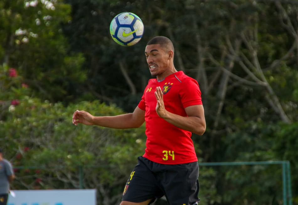 Zagueiro do Sport quer surpreender o Grêmio fora de casa