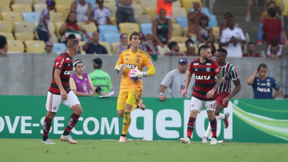 Centro das atenções, César ‘repete’ 2017 e é o novo titular do Flamengo