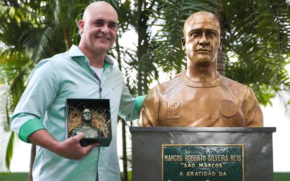 Estátua do Marcos na sede do Palmeiras
