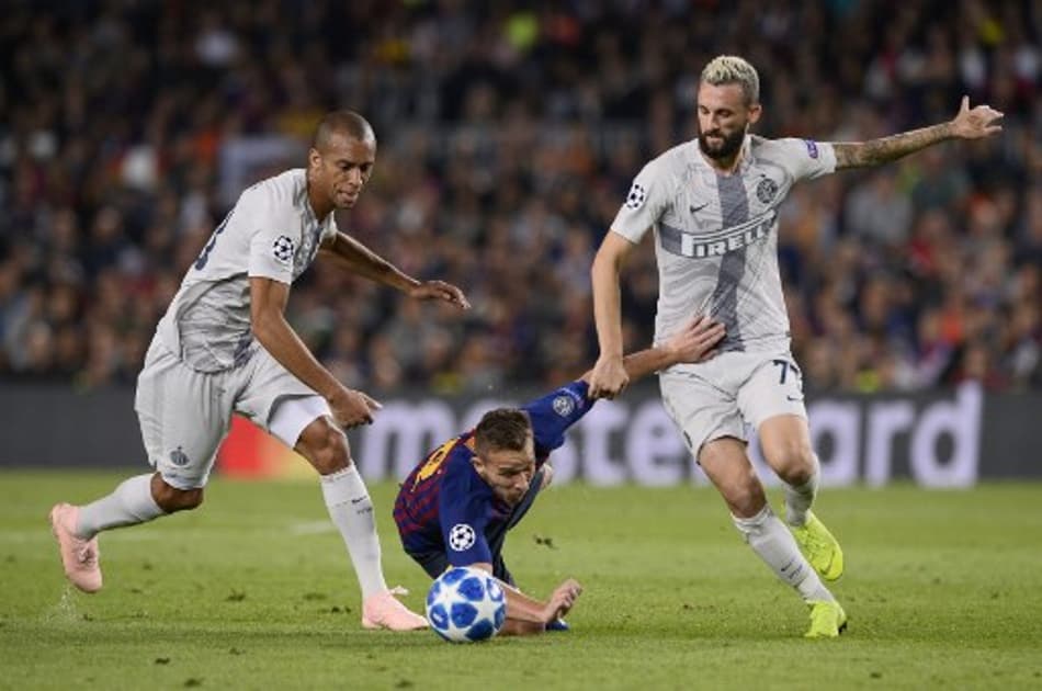 Arthur deve jogar o clássico após ser substituído com sobrecarga muscular