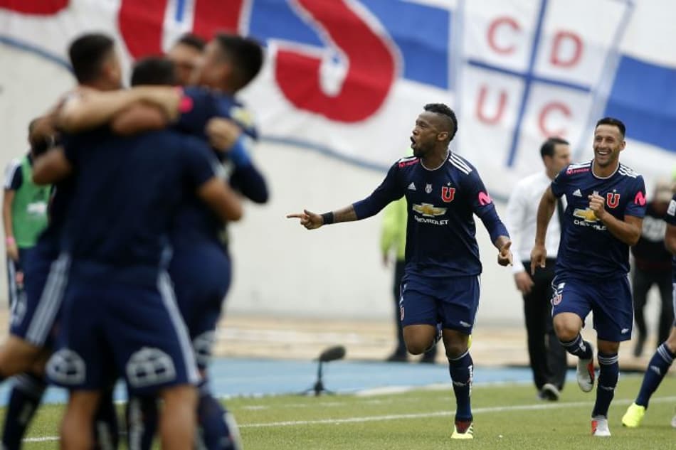 Com gol de Rafael Vaz, La U vence Católica e põe fogo no Campeonato Chileno