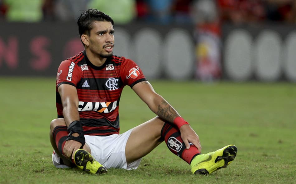 Dorival repete time pela quarta vez, Fla domina, mas vitória escapa por pouco