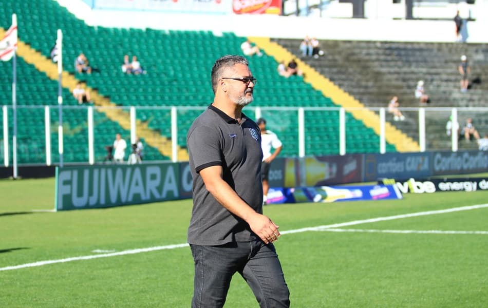 Rogério Micale celebra primeira vitória no comando do Figueirense