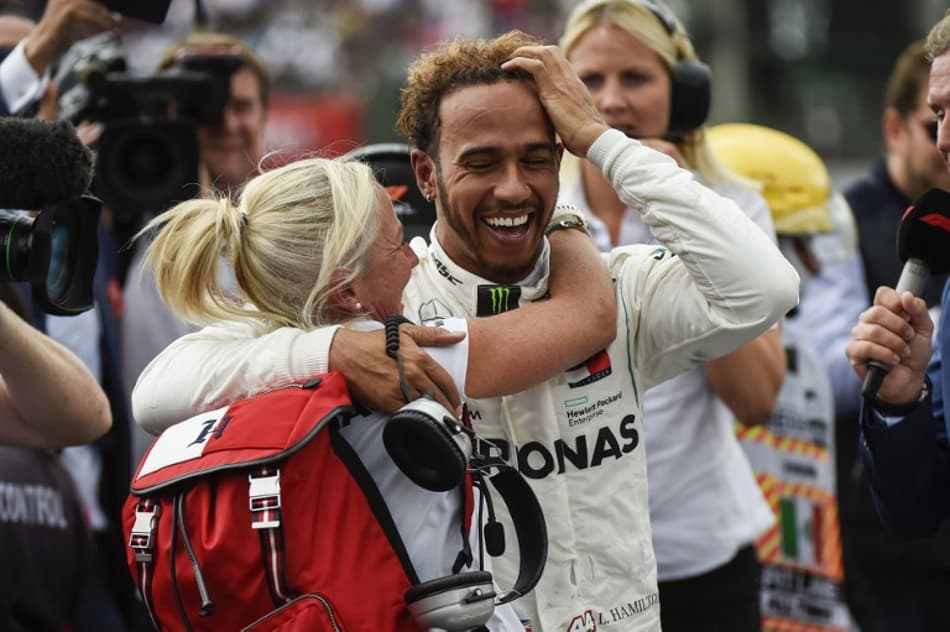Hamilton diz que está interessado em se aproximar dos recordes de Schumacher