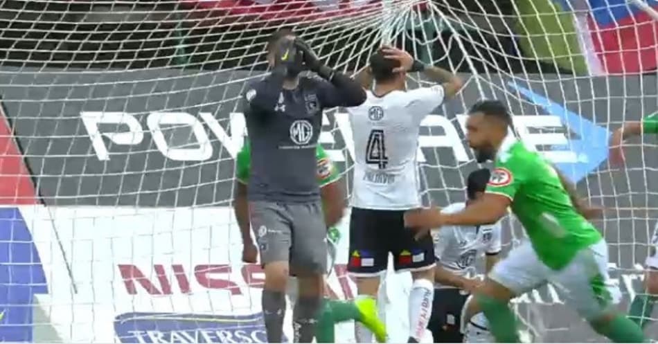 Goleiro do Colo-Colo 'explode' após gol sofrido