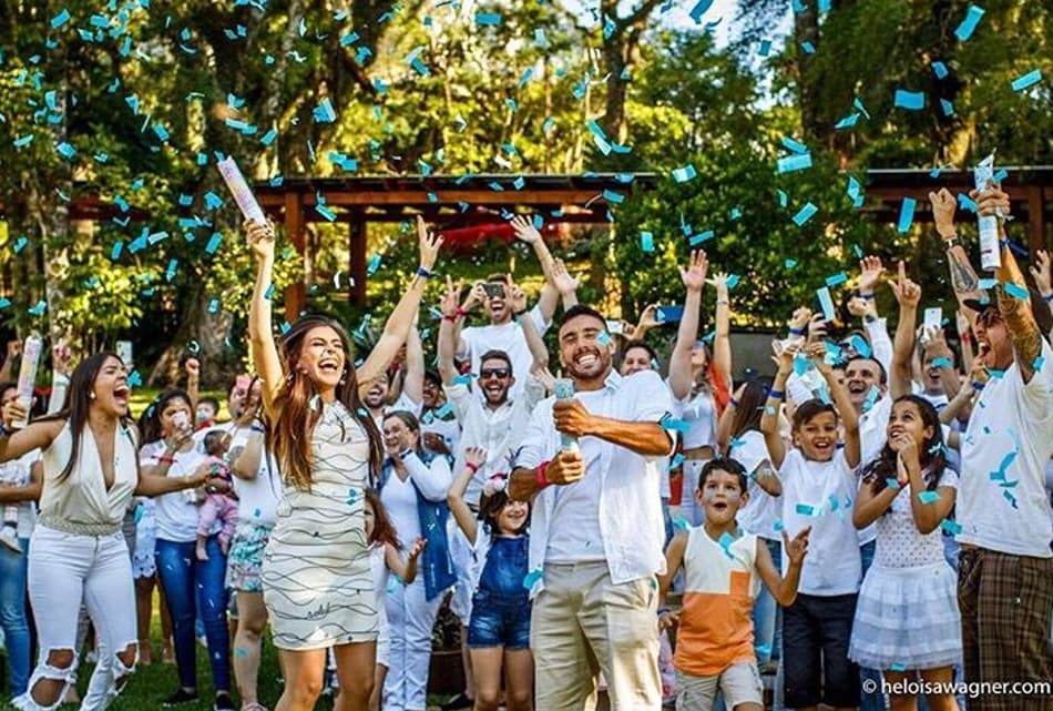 Alan Ruschel e Marina comemoram a chegada do filho Lucca ao lado de amigos