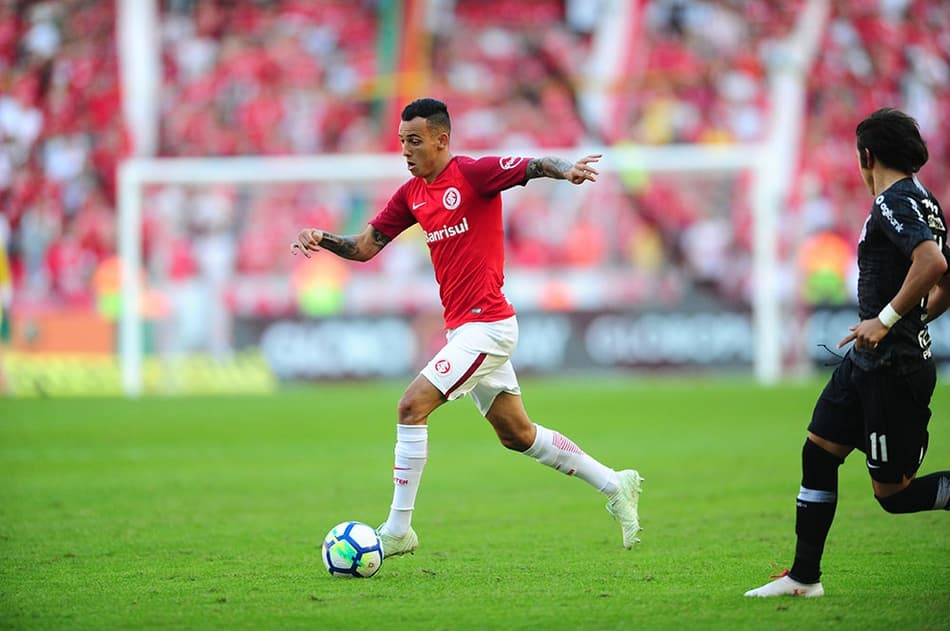 No Internacional, lateral tenta fugir de polêmica envolvendo arbitragem
