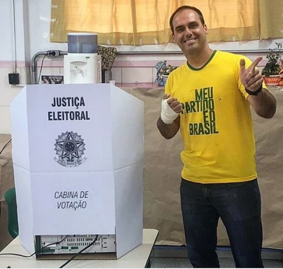 Palmeirense, filho de Bolsonaro provoca: ‘A Bombonera cheira mal’