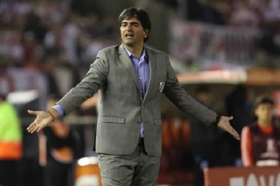 Em coletiva, assistente do River Plate nega uso de comunicador