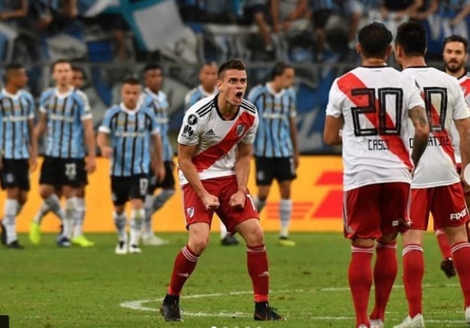 Atacante do River Plate brinca com gol “Mão de Deus”
