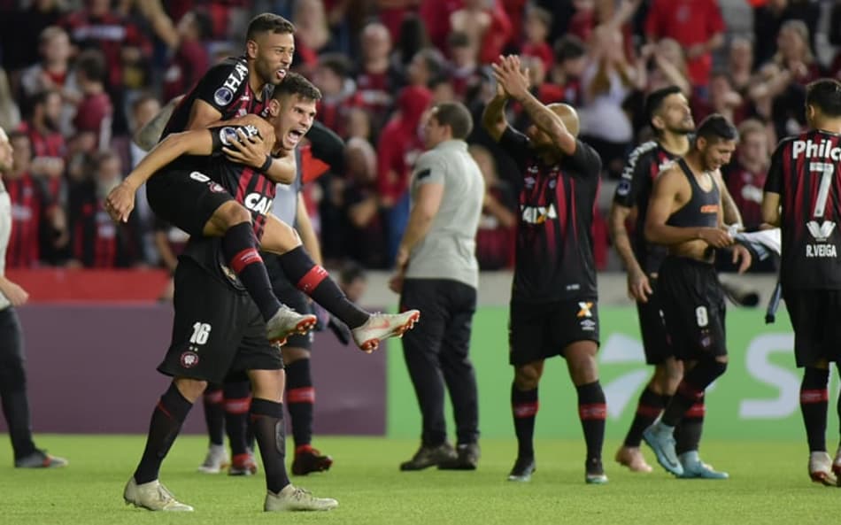 Nos pênaltis, Furacão bate o Bahia e pega o Fluminense na Sul-Americana