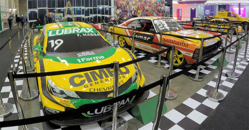 Carros da Cimed Racing são destaques no Salão do Automóvel nos estandes da Chevrolet e da Lubrax