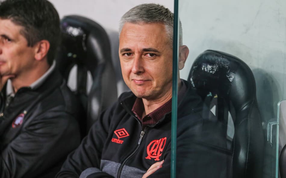 “Não podemos nos acomodar”, alerta o técnico do Atlético-PR sobre a vantagem