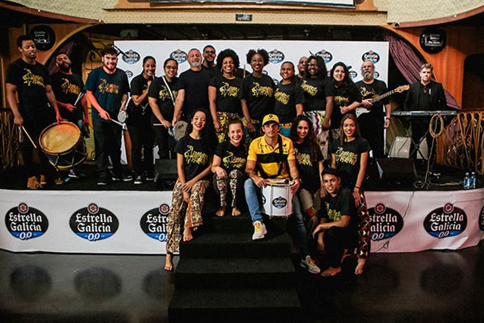 F1: Carlos Sainz mostra sua ginga em evento de patrocinadora da Renault