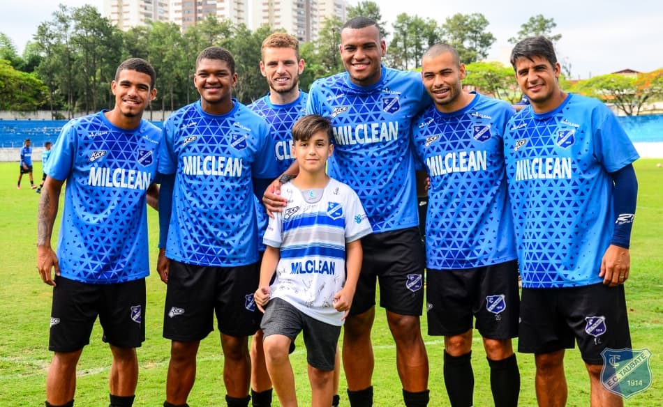 Taubaté surpreende torcedor mirim após choro em eliminação