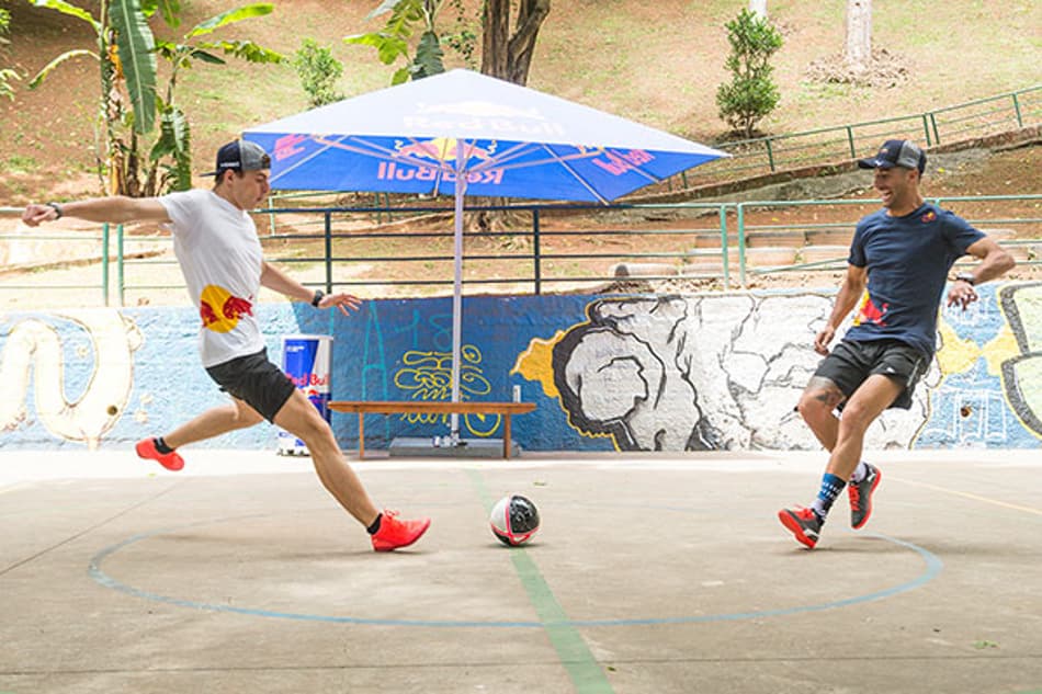 Ricciardo e Verstappen descobrem o ‘futebol raiz’ em São Paulo
