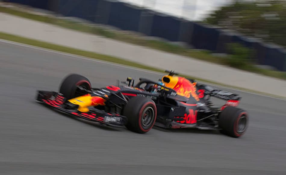 Líder do TL1, Verstappen teve vazamento de óleo; Ricciardo espera ter bom fim de semana