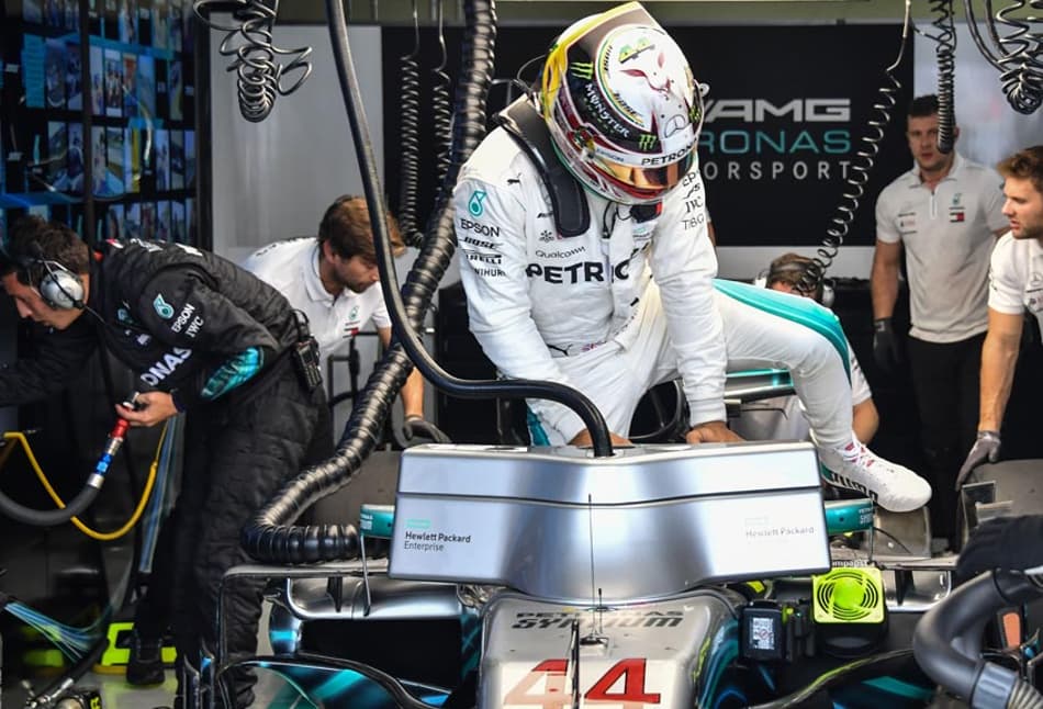 Hamilton ficou emocionado depois de garantir pole em Abu Dhabi
