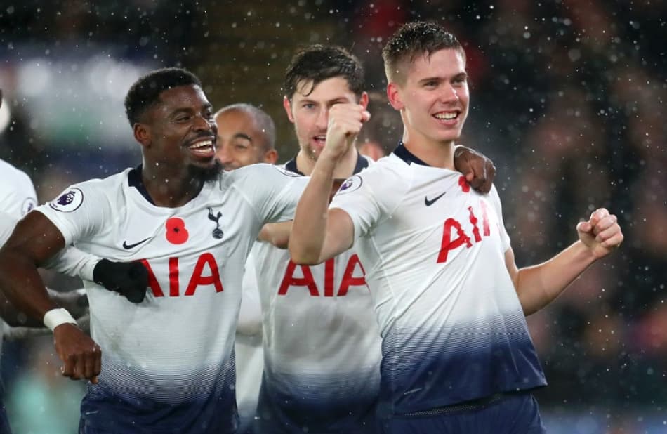 Tottenham vence clássico londrino e se aproxima da liderança do Inglês