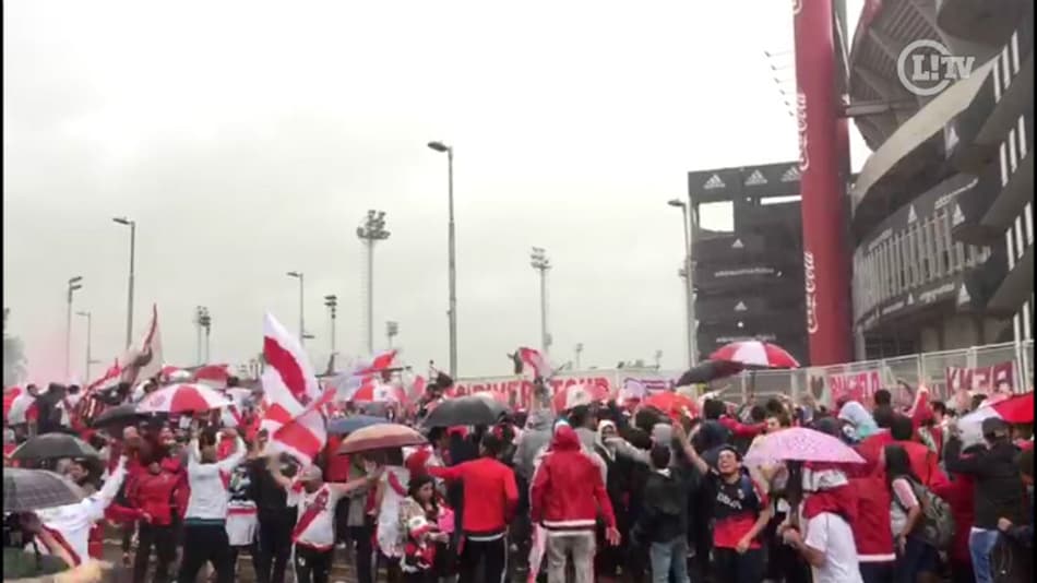 VÍDEO: Torcida do River faz festa embaixo de chuva antes de adiamento