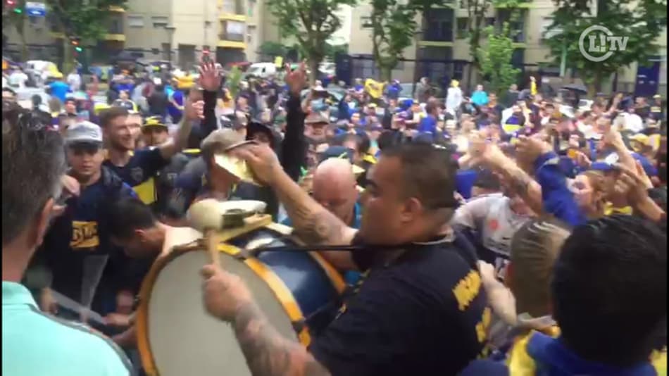 VÍDEO: Sem desanimar! Torcida do Boca canta muito em Buenos Aires
