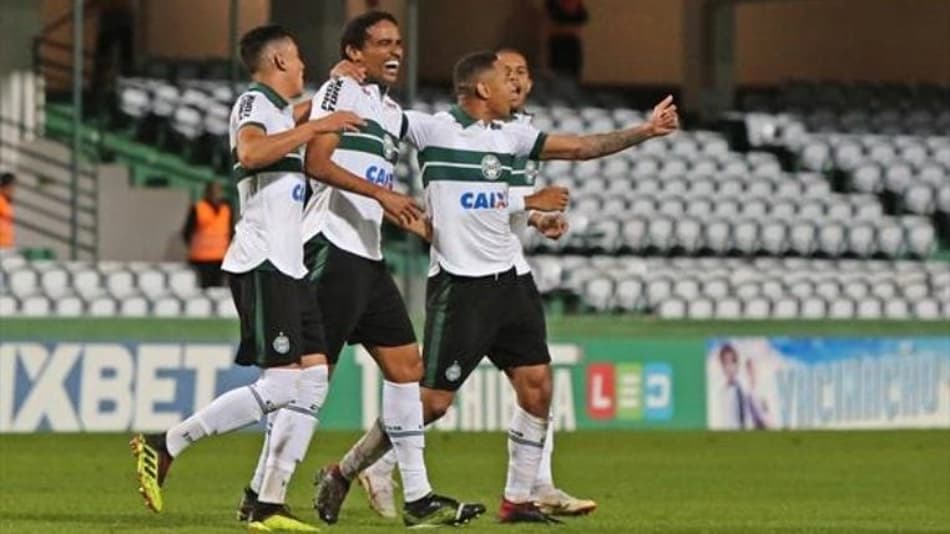 Zagueiro-artilheiro, Rafael Lima comemora o terceiro gol com a camisa do Coritiba