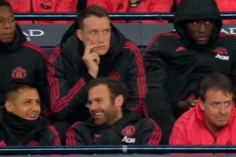 Torcida do Manchester United fica na bronca após risadas de Alexis Sánchez no banco de reservas