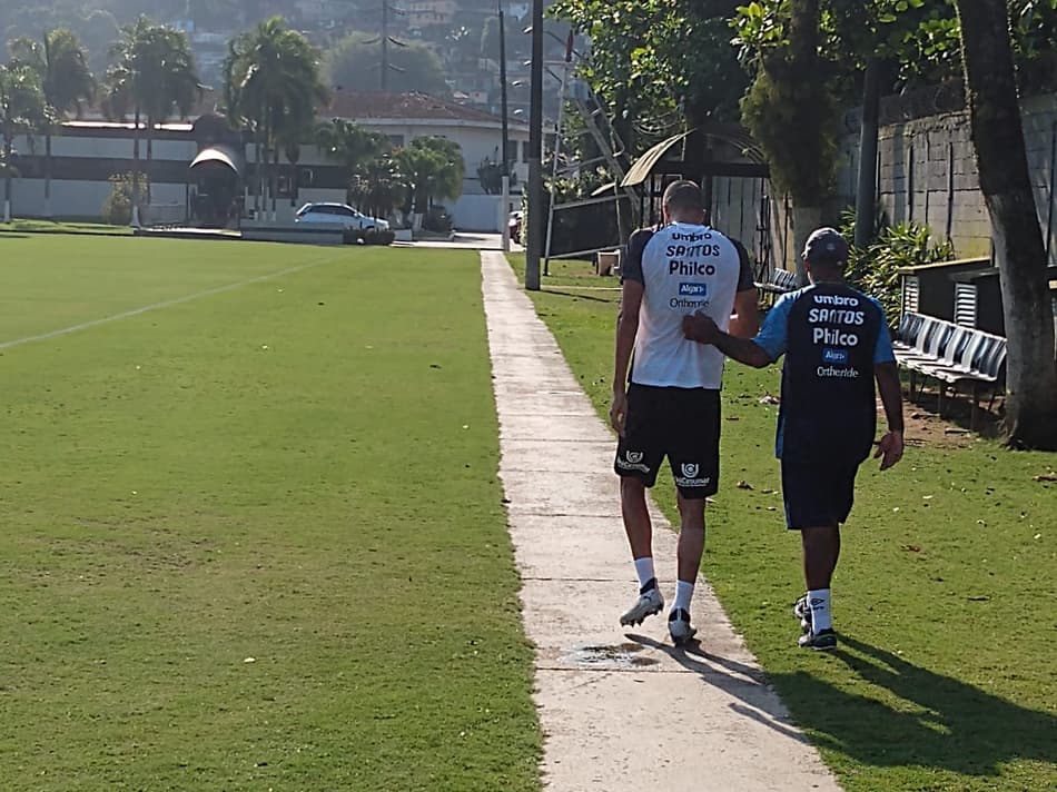 Kaique Rocha cai de mau jeito em treino e vira dúvida no Santos