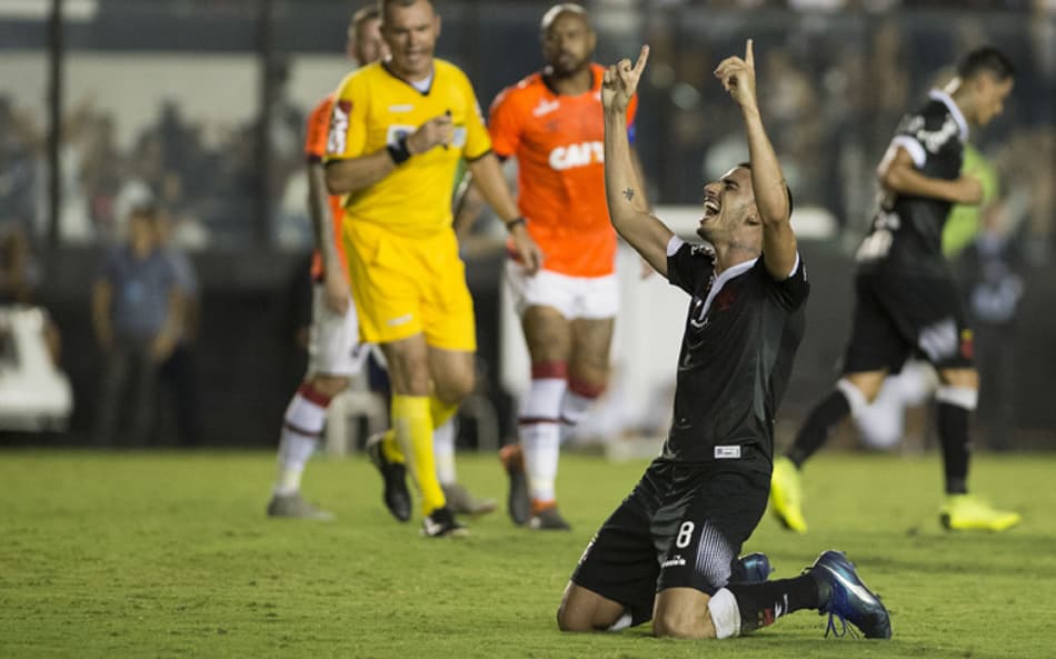 O Vasco deixou escapar a vitória diante do Atlético-PR nesta quarta-feira, em São Januário. Os visitantes chegaram ao gol nos acréscimos frustando a festa dos vascaínos. Thiago Galhardo fez o gol que abriu o placar na partida. Confira, a seguir, as notas do LANCE! (Por Sergio Santana - sergiosantana@lancenet.com.br)