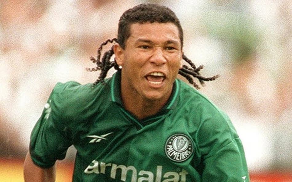 Palmeiras faz votação de dois gols decisivos do aniversariante Oséas