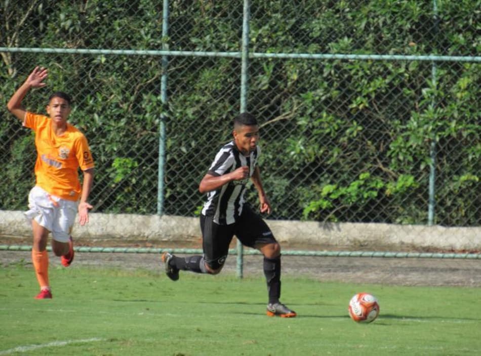 Sub-16: lateral-esquerdo Breno ganha destaque no Bota pela regularidade