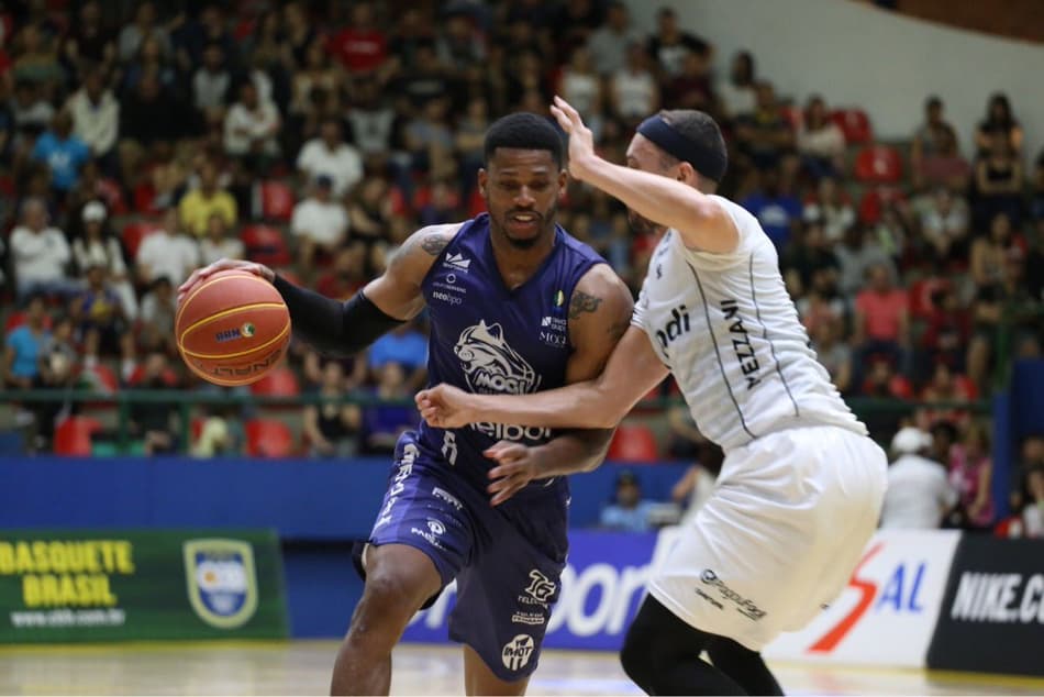 Em duelo equilibrado, Mogi bate Bauru e mantém sequência no NBB