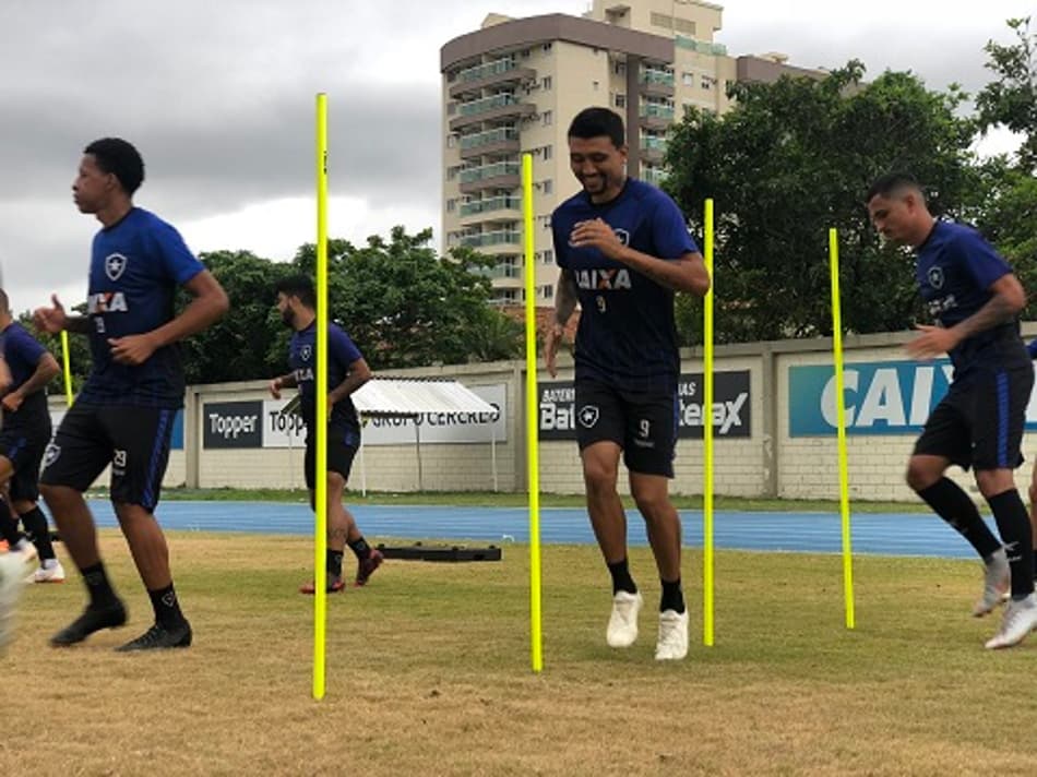 Com Kieza e João Paulo em campo, Botafogo volta ao trabalho no Niltão