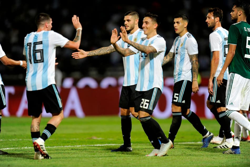 Argentina, mesmo sem brilhar, supera um frágil México
