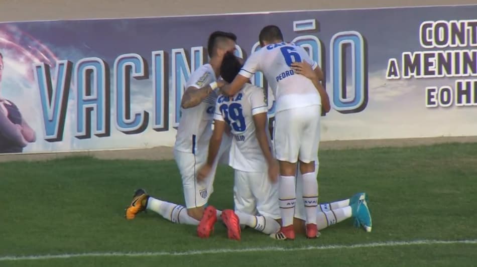 Em jogo de duas expulsões, Avaí sofre, mas ganha do CSA e vira vice-líder