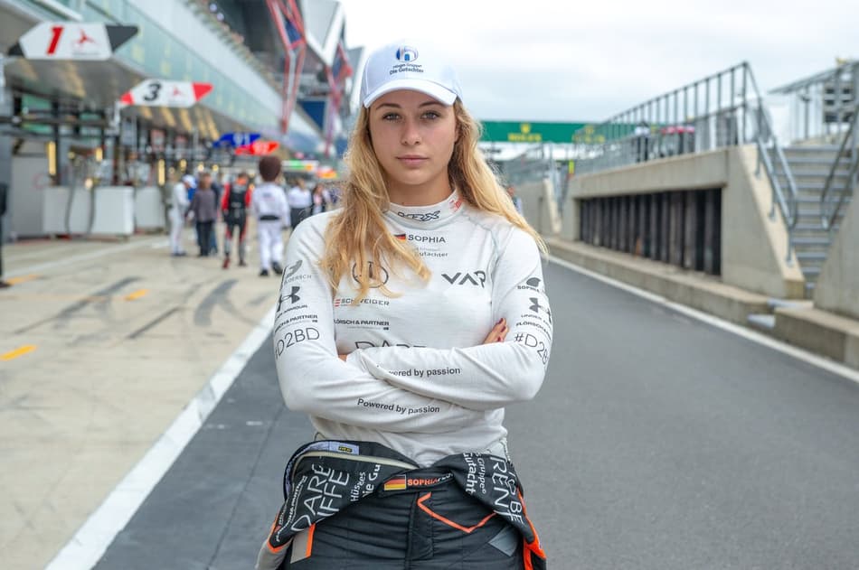 Sophia Floersch será submetida a cirurgia após fratura de coluna no acidente em Macau