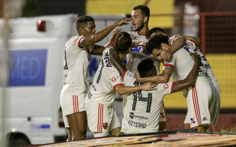 Flamengo marca no fim, vence o Sport e diminui distância para o líder