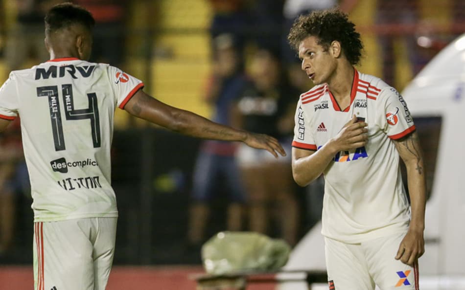 ATUAÇÕES: Arão e Vitinho brilham no Fla em triunfo contra o Sport