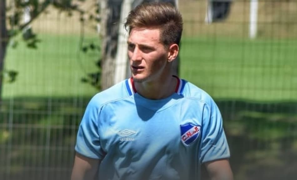 Meia uruguaio retorna aos gramados após afastamento de um ano e meio