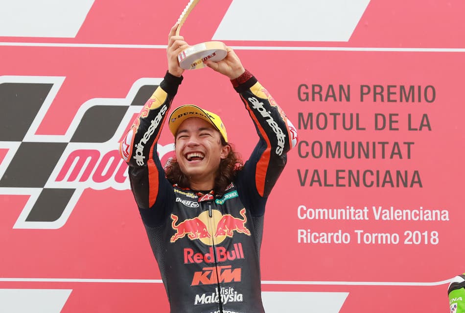Piloto turco de 15 anos, Can Oncu faz história ao vencer GP da Valência da Moto3