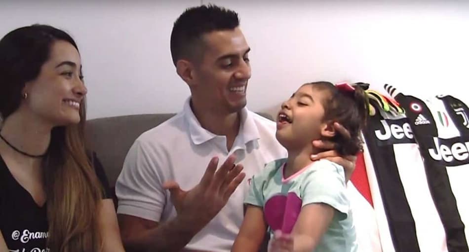 Para tratamento da filha, ex-jogador colombiano recebe "onda" de solidariedade