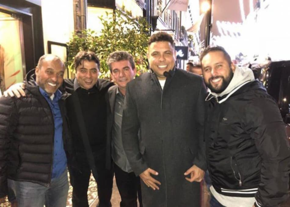 Na última semana, o atual presidente do Corinthians, Andrés Sanchez, viajou à Europa em busca de reforços para a temporada 2019 e em foto publicada por irmão do zagueiro Marquinhos, do PSG, o presidente do Timão aparece com o pai do jogador, com Ronaldo Fenômeno, seu parceiro de longa data, e com Kia Joorabchian, empresário com quem o dirigente tem forte ligação. A foto causou questionamentos sobre o iraniano, que tem um passado bastante polêmico. Relembre!