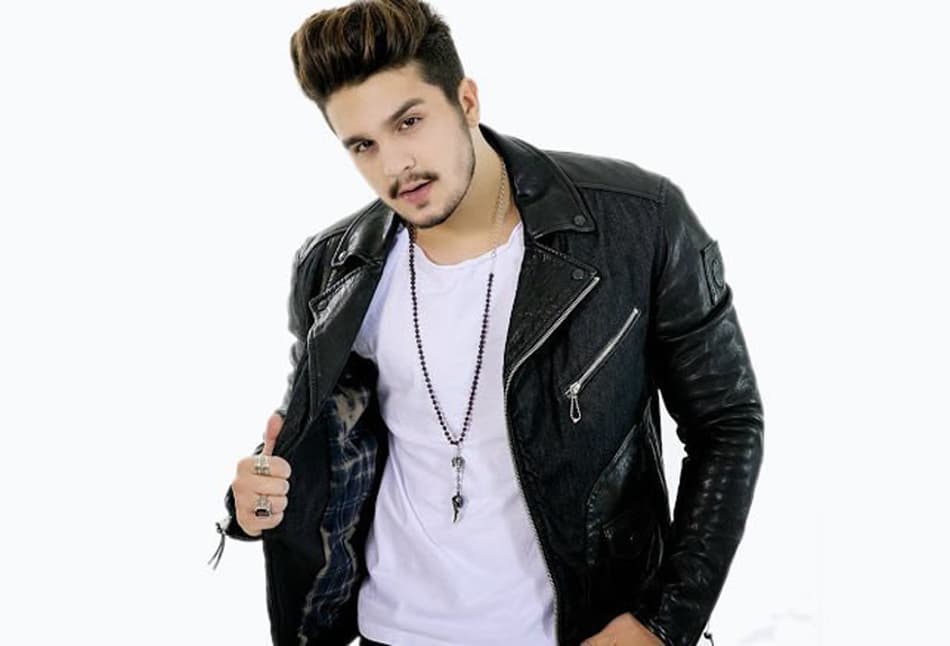 Cantor Luan Santana anuncia que fará live no Allianz Parque no dia 13