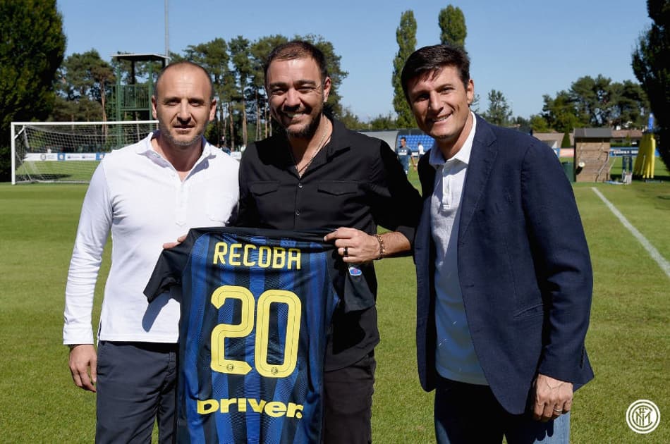 Álvaro Recoba recebe homenagem da Inter de Milão