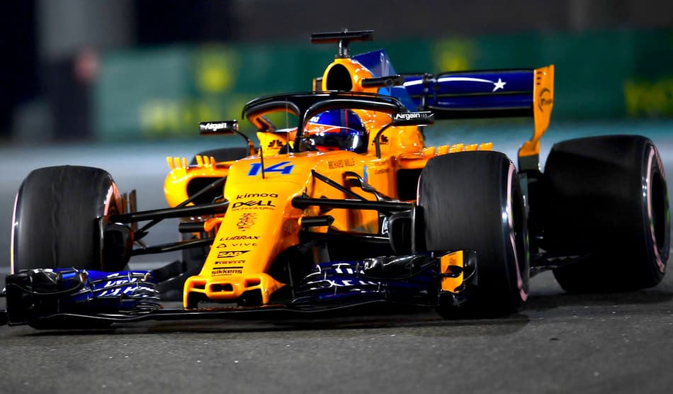 Alonso punido por cortar curva em três voltas seguidas